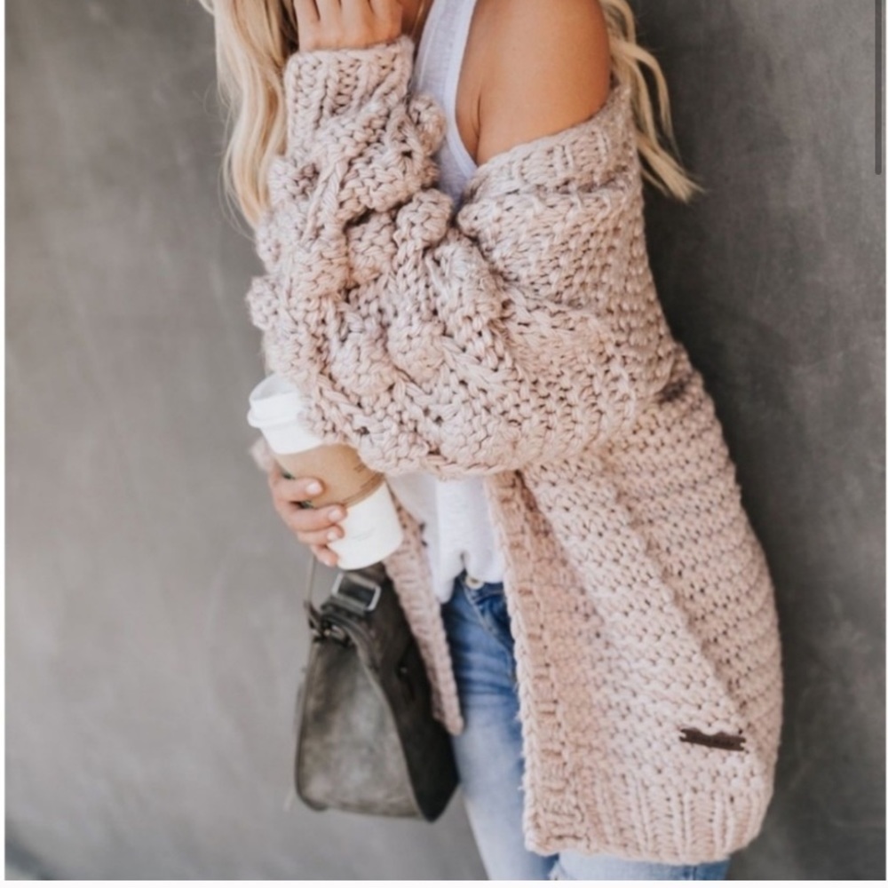 NEVER WORN popcorn sleeve cream sweater